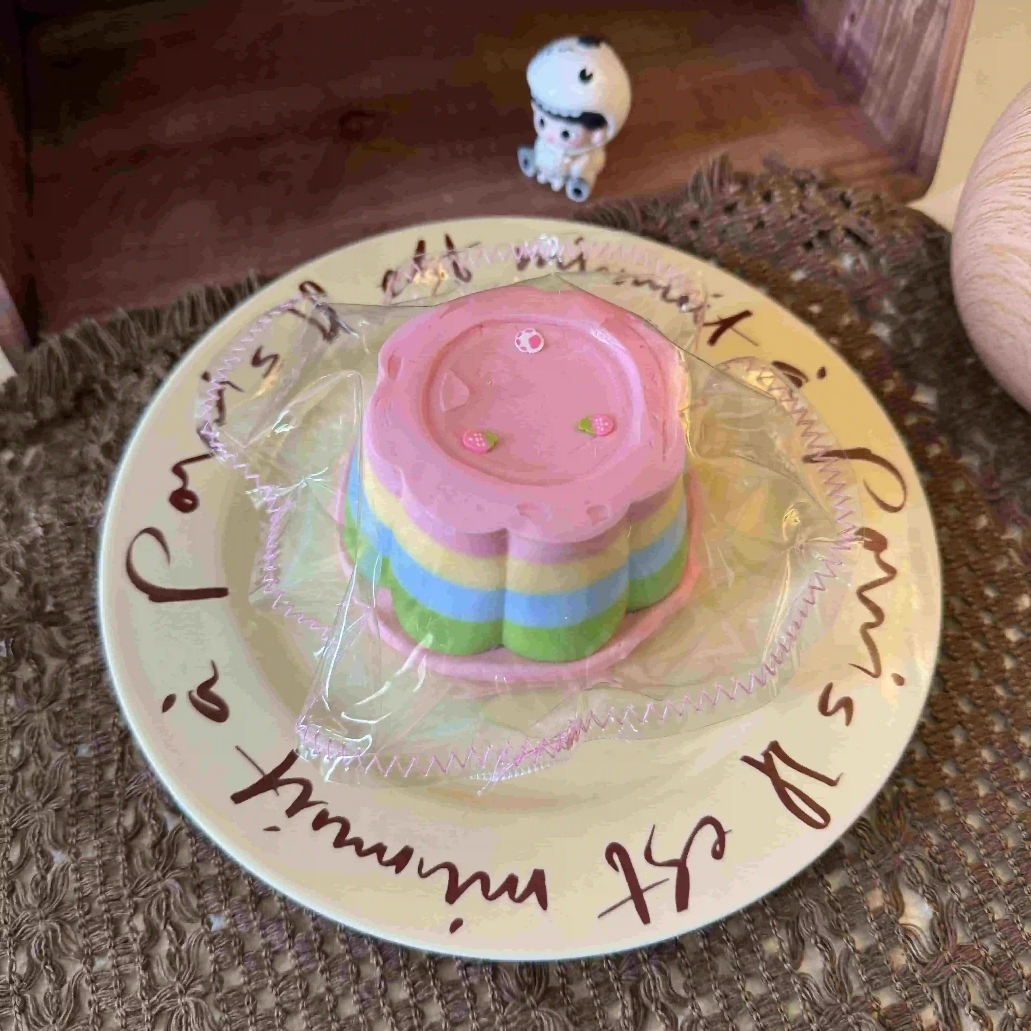 Rainbow pudding squishy toy by Gigglesquishy – colorful, soft and slow-rising
