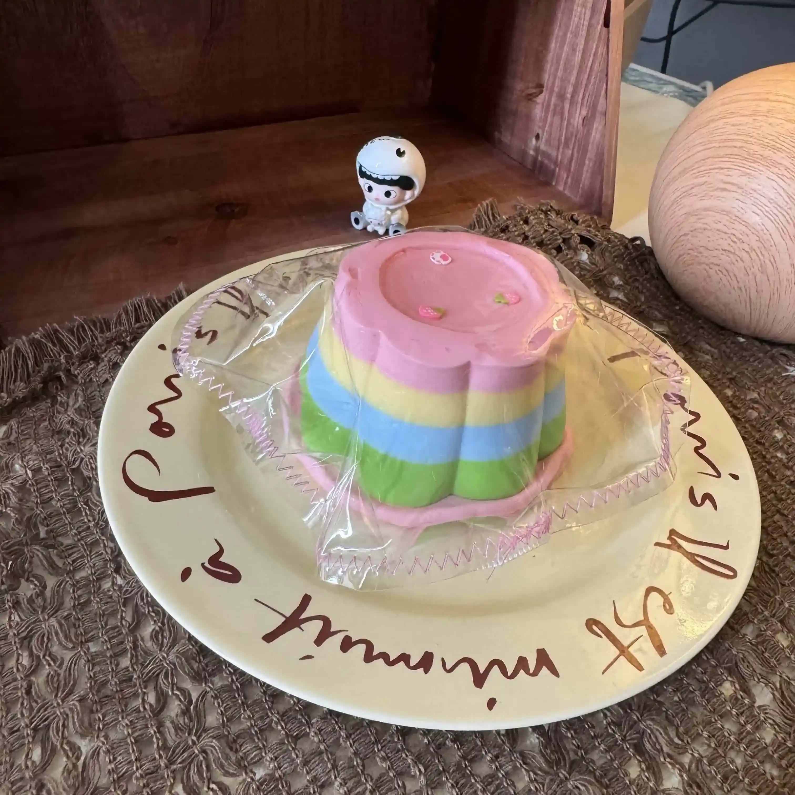Close-up of rainbow pudding squishy details – cute pastel design
